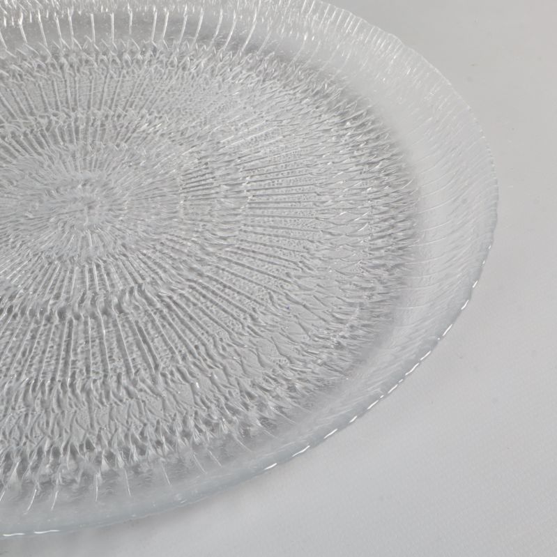 Närbild på kanten av en glasräfflad tallrik