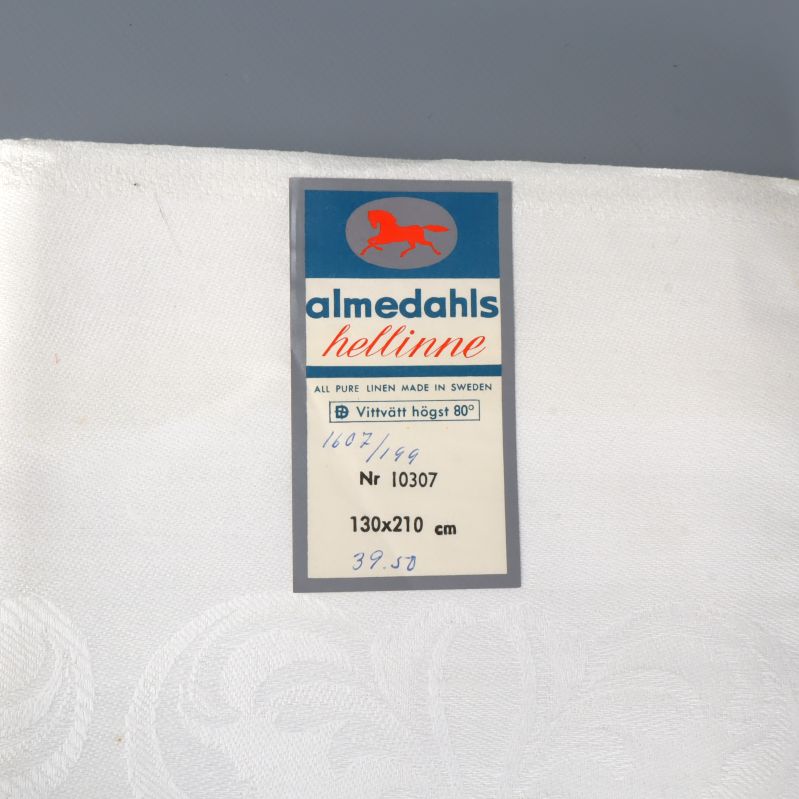 Närbild på produktetikett med Almedahls hellinne och mått