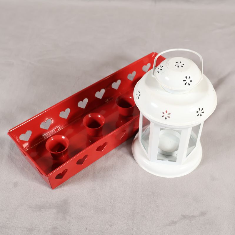 Röd adventsljusstake med hjärtan och vit lykta