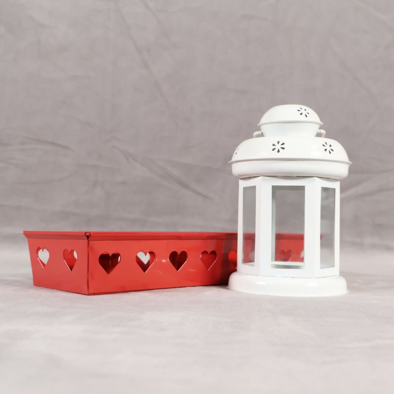 Hjärtmönstrad ljusstake och vit lykta från sidan