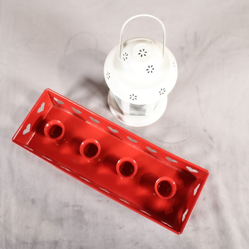 Ovanifrån: fyrdelad röd ljusstake och lykta