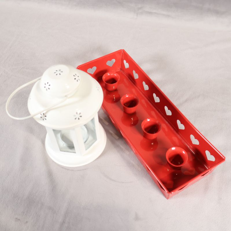 Vit lykta och röd ljusstake med fyra hållare