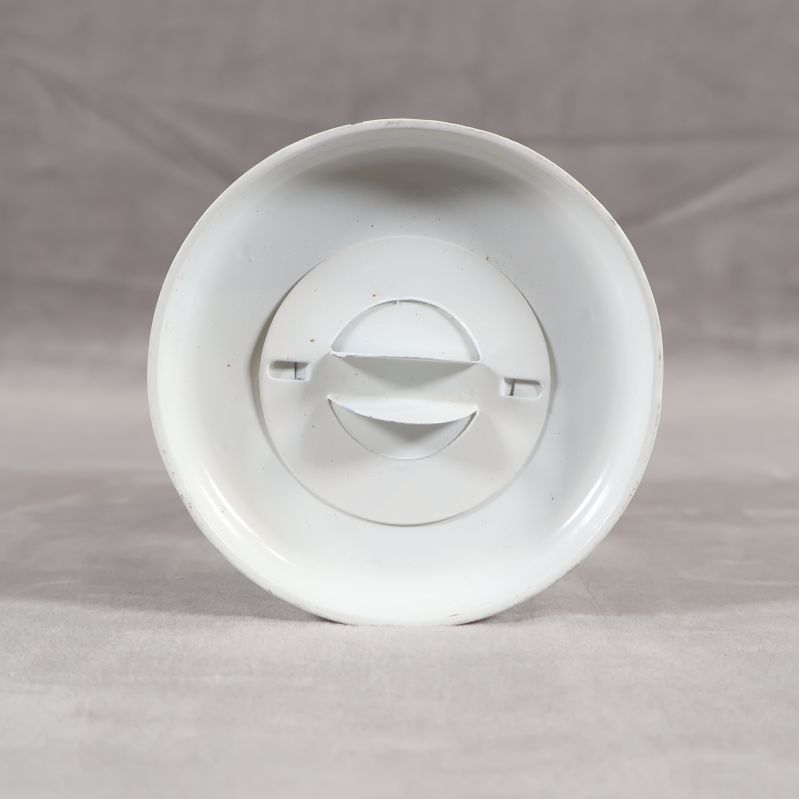 Vit lykta uppifrån med handtag synligt