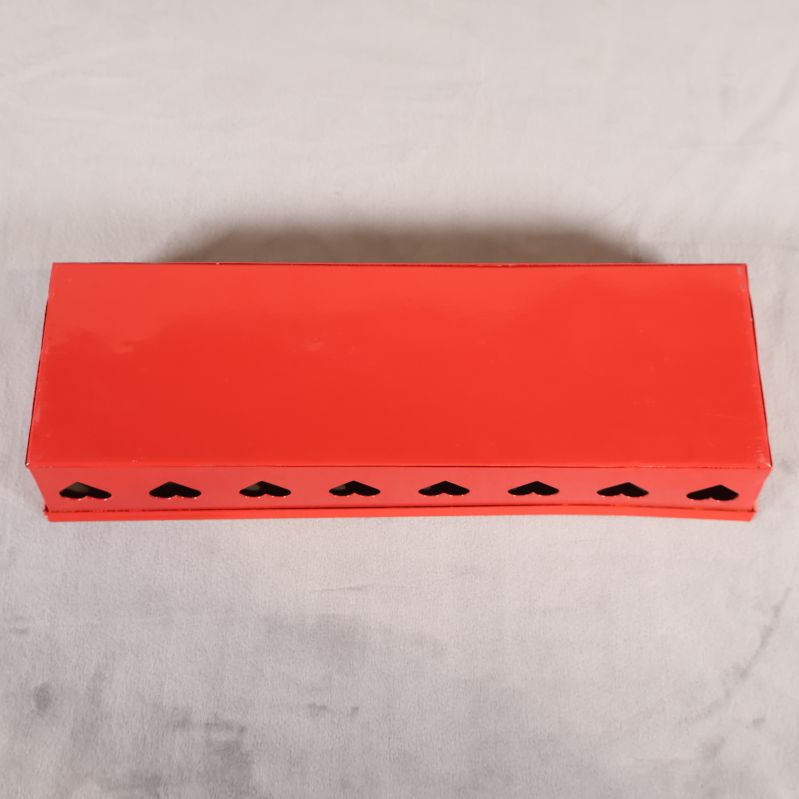 Undersida av röd adventsljusstake utan dekoration