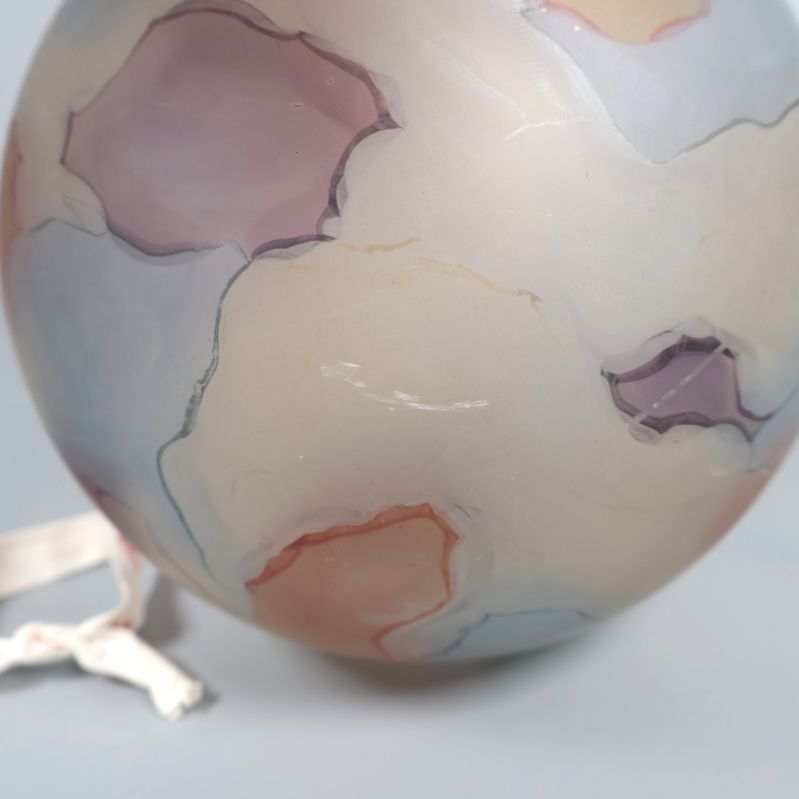 Närbild på botten med repor och lätt slitage