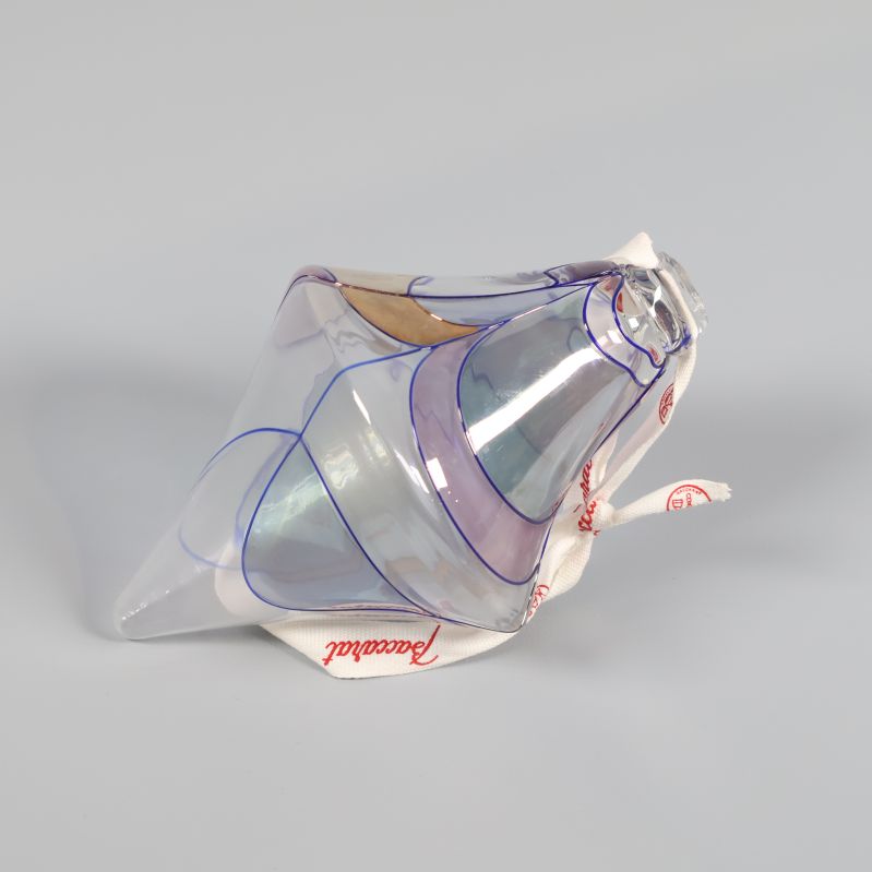 Mönstrad glasdekoration i blått, guld och lila från sidan