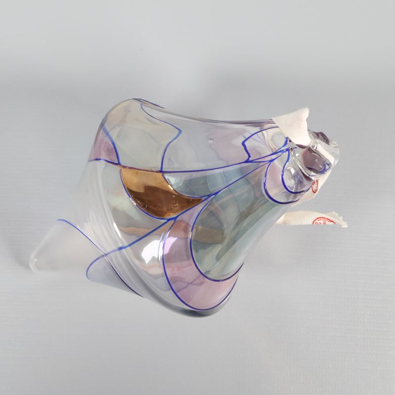 Mönstrad glasdekoration i glansigt glas fotograferad snett ovanifrån