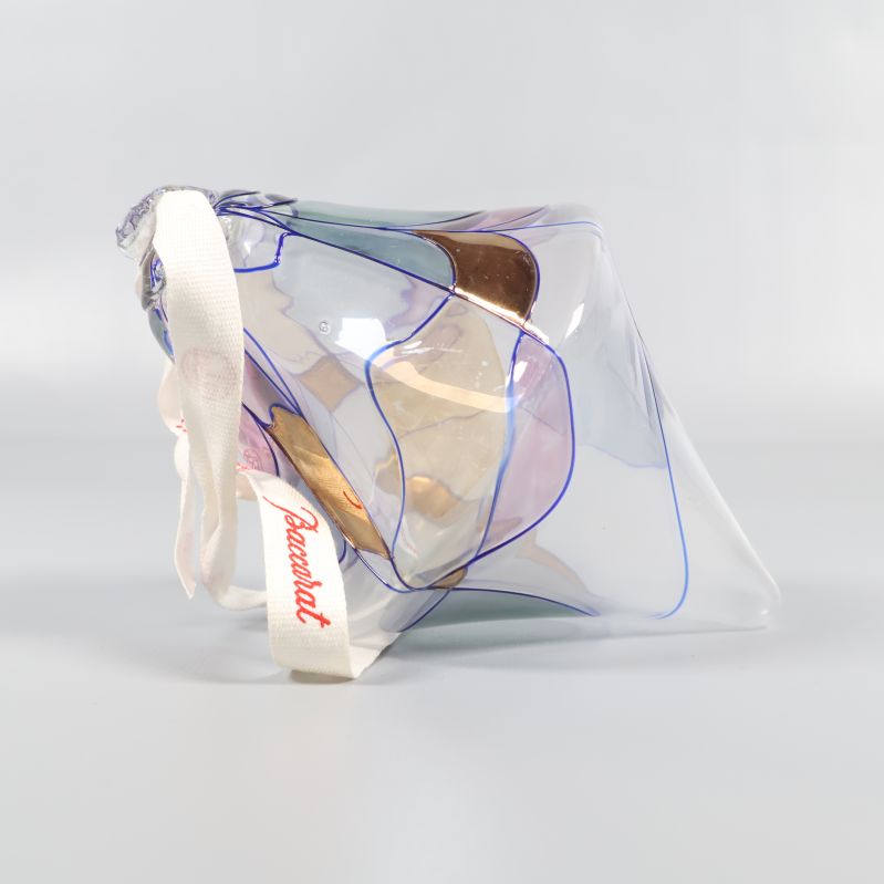 Glasdekoration med snodd och Baccarat-etikett, sett från sidan