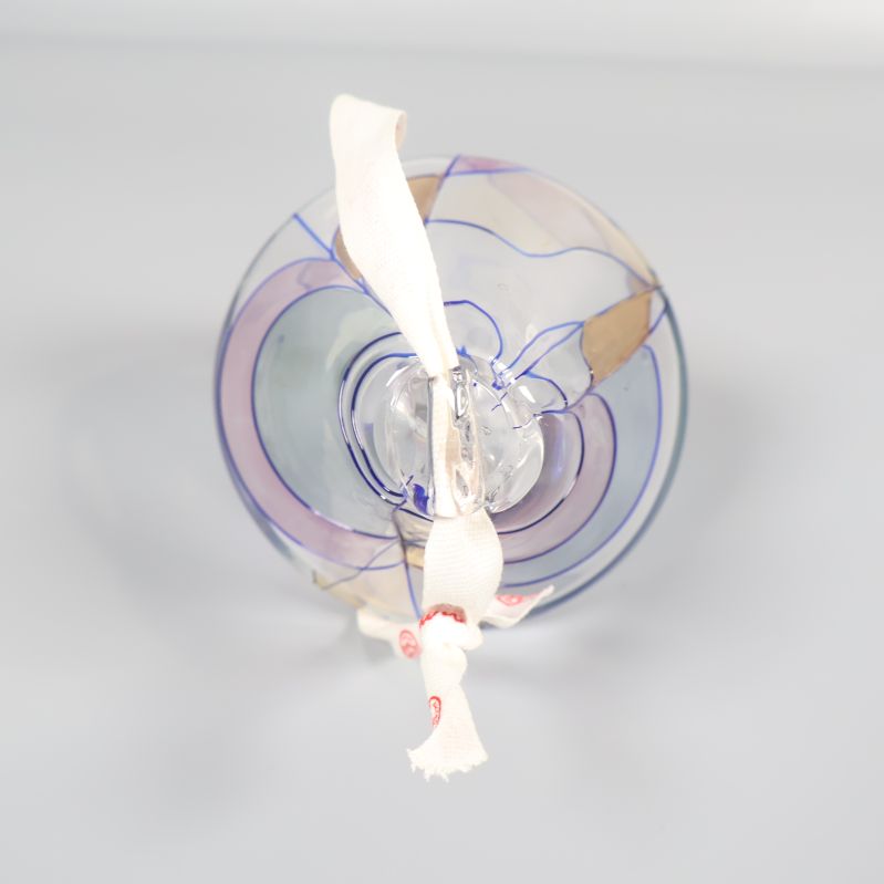 Toppvy av glasdekoration med genomskinlig yta och band