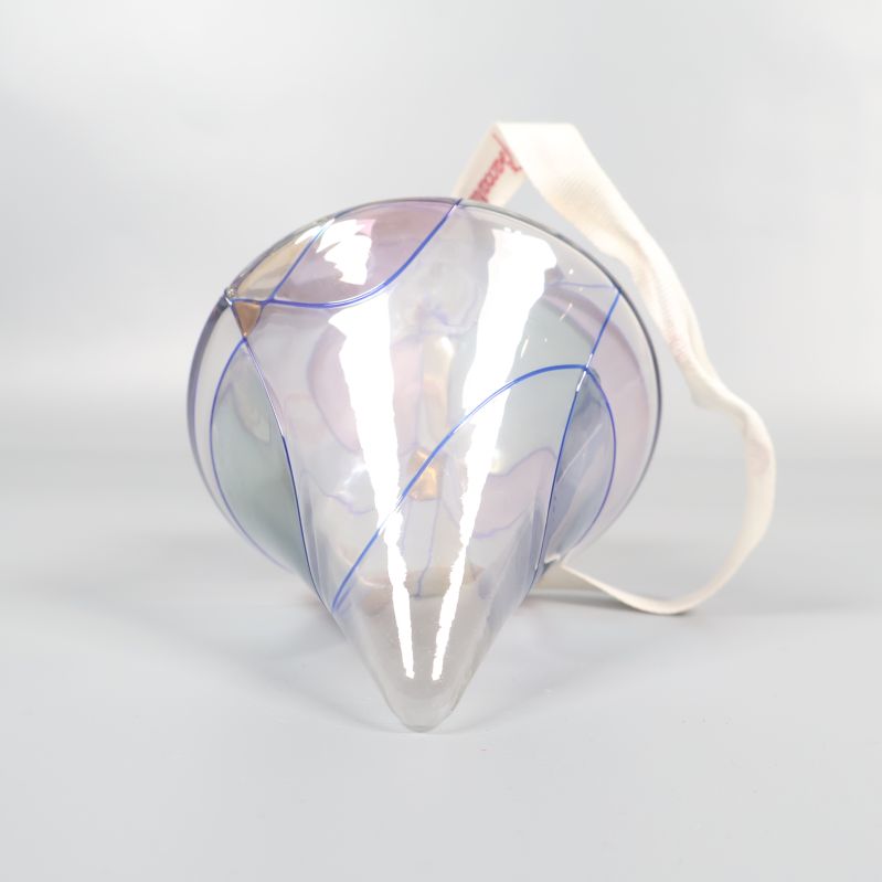 Genomskinlig glasdekoration i konformad design på ljus bakgrund