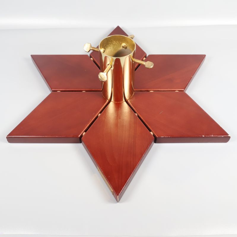 Stjärnformad julgransfot i trä och guldfärgad metall, ovanifrån