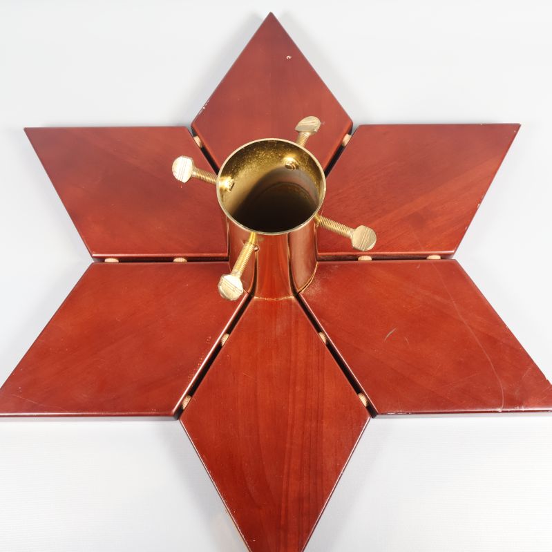 Närbild av julgransfotens topp och metallfäste