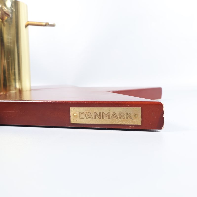 Närbild på metallbricka märkt DANMARK på julgransfot