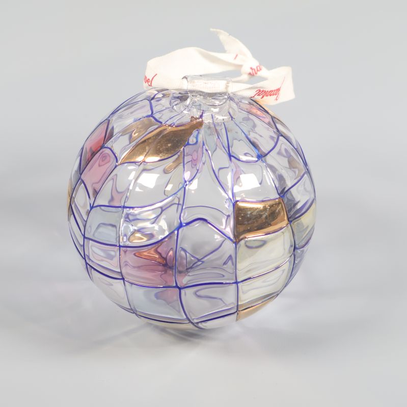 Rund mönstrad glaskula med lila linjer och skimrande detaljer