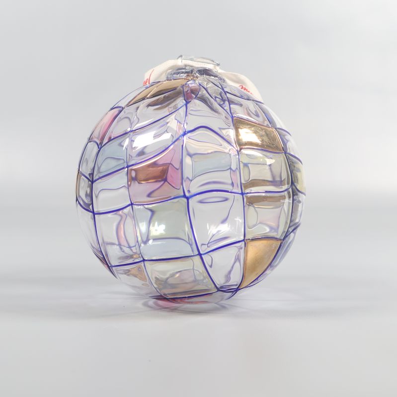 Mönstrad glaskula Baccarat uppvisar transparent och färgat glas