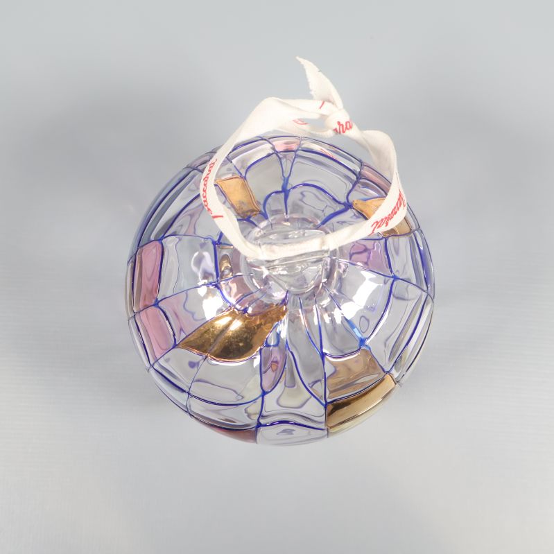 Glaskulan Baccarat sedd uppifrån med band och mönster