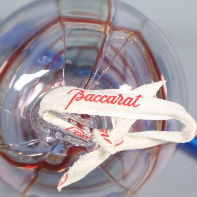 Närbild på band med röd texten Baccarat