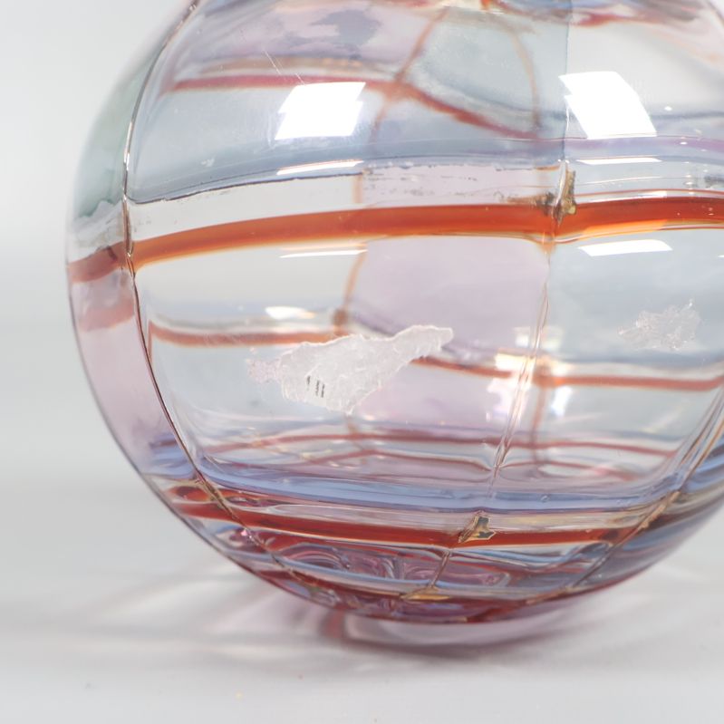 Närbild på glaskula med mindre slitage