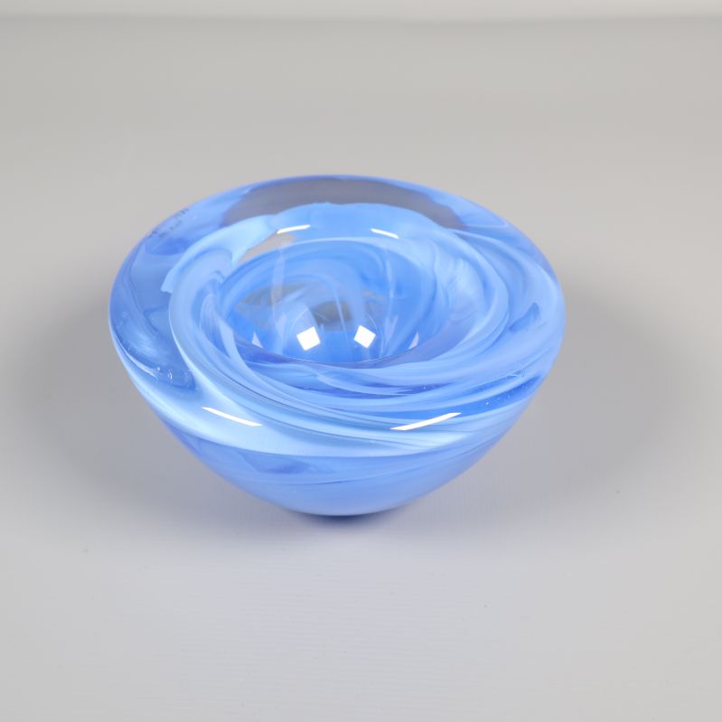 Blå glasljusstake med virvlande mönster ovanifrån