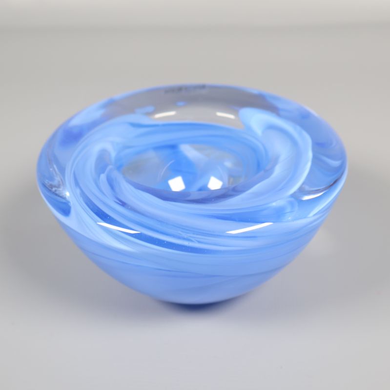 Närbild på blå ljusstake med virvlande glasdetaljer