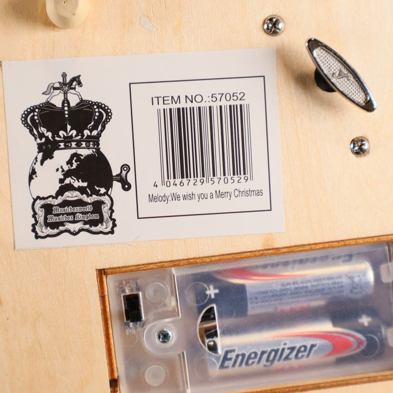 Närbild på batterilucka med strömbrytare och batteri