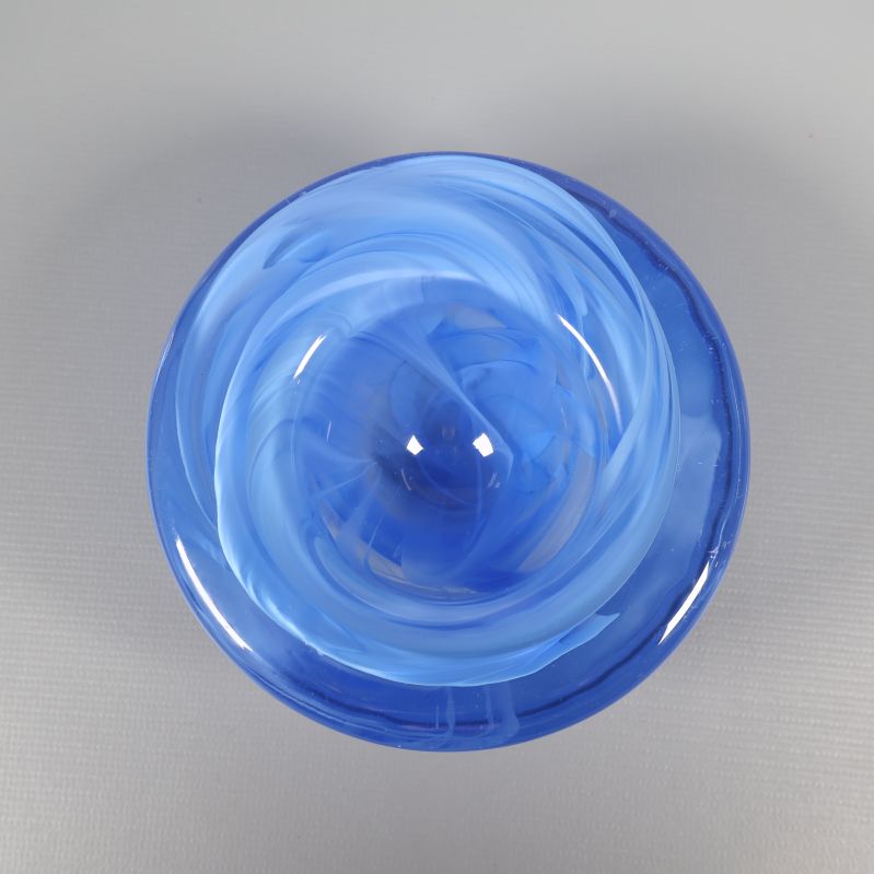 Blå glasljusstake sedd rakt uppifrån med spiraldesign