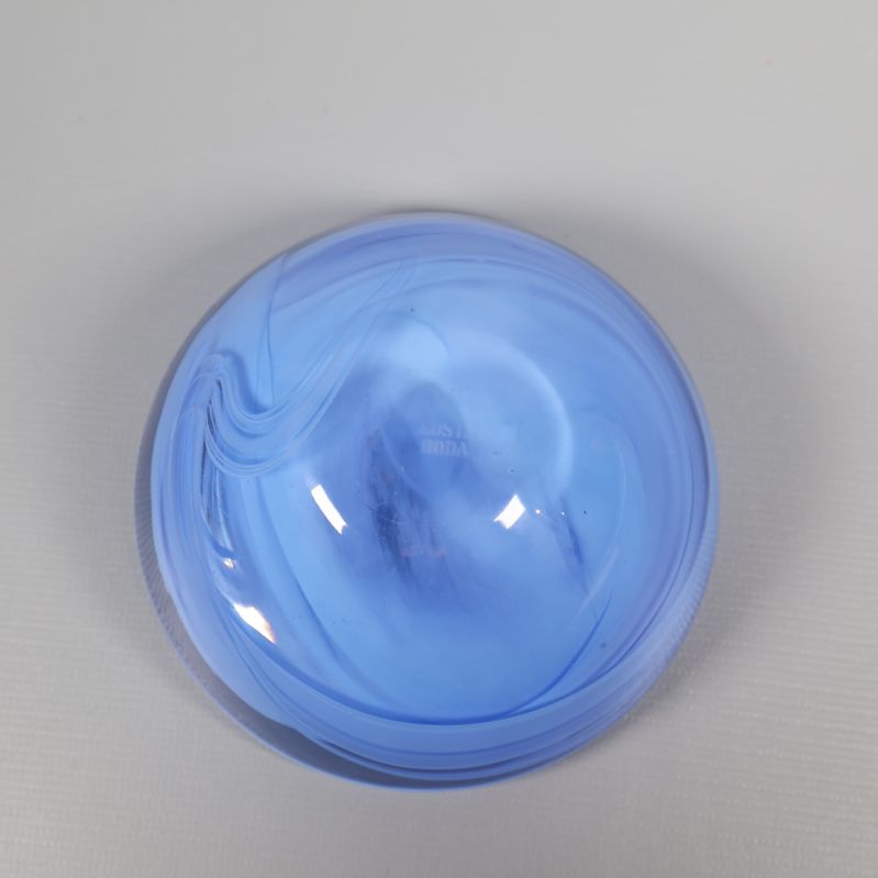 Undersida av blå glasljusstake, detaljer visas