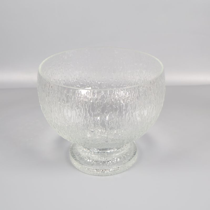 Glasskål sedd snett framifrån med synlig struktur