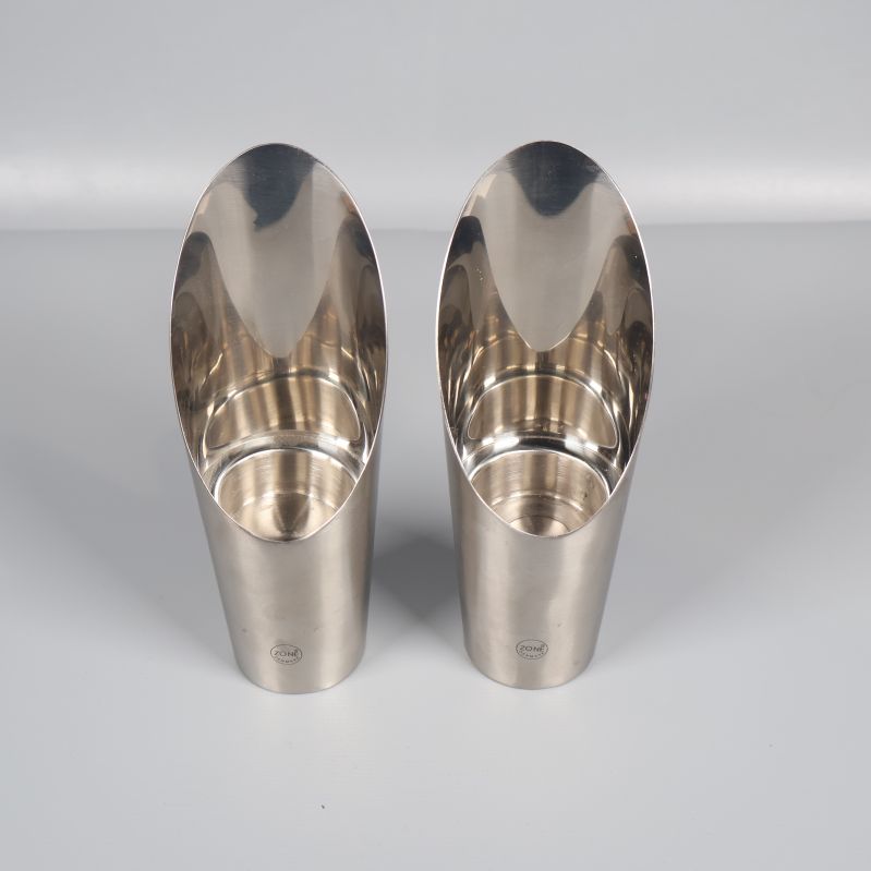 Två cylinderformade metall-ljusstakar med sned topp