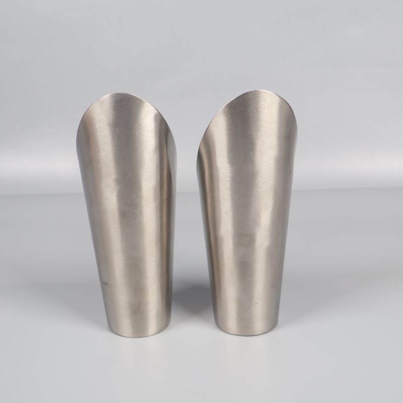 Baksidan av två cylinderformade metall-ljusstakar