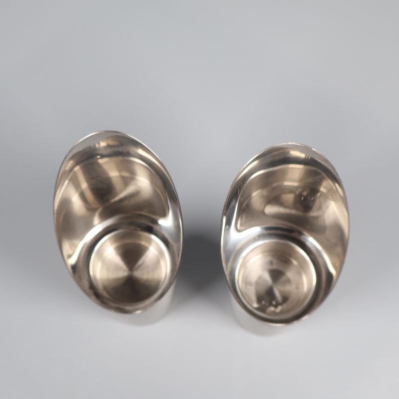 Toppvy av två cylinderformade ljusstakar i metall