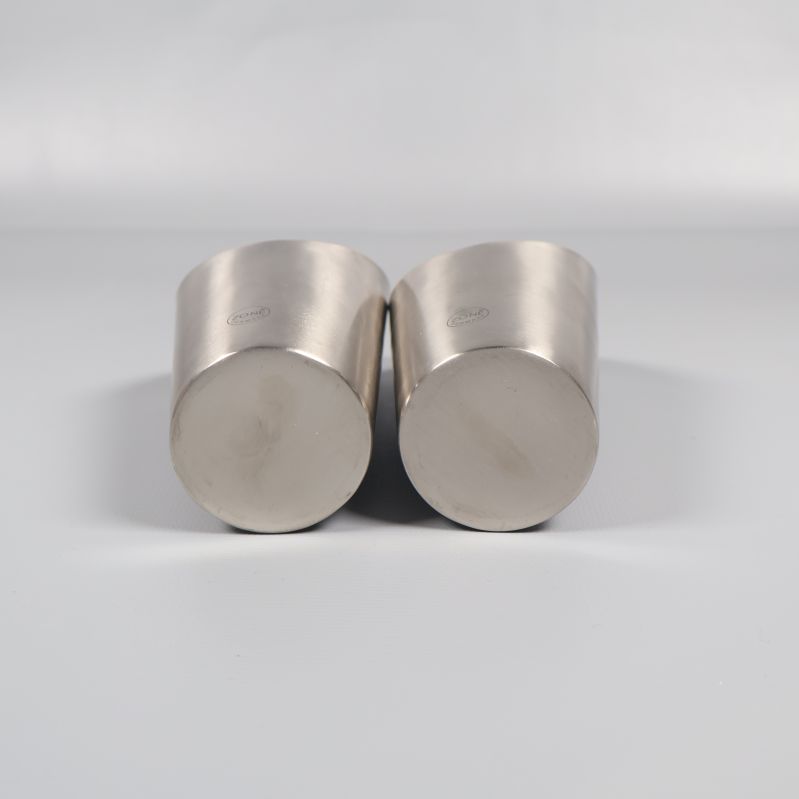 Undersidan av två cylinderformade ljusstakar