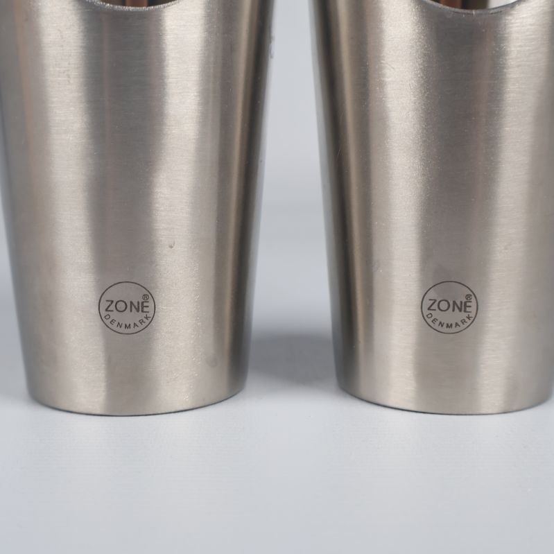 Närbild på Zone Denmark-logotyp på ljusstakar