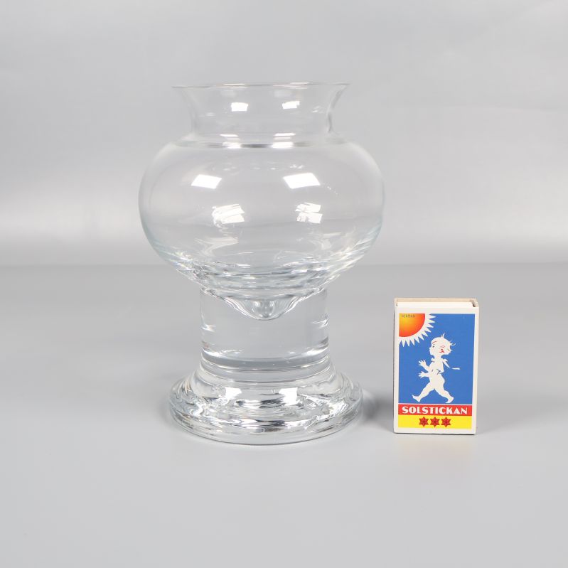 Glasljusstake bredvid tändsticksask för storleksjämförelse