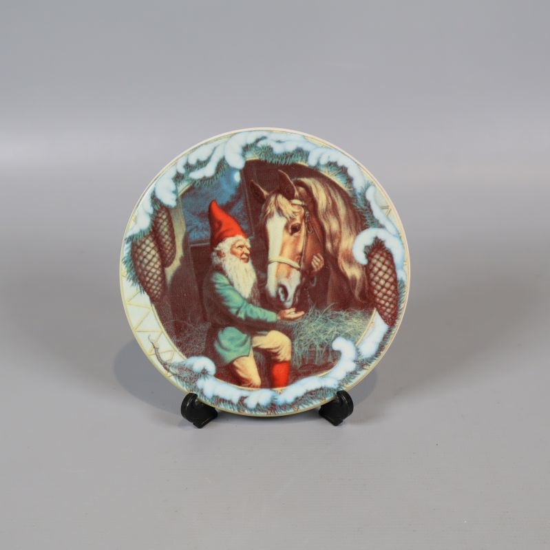 Tallrik med tomte och hästmotiv på svart ställning