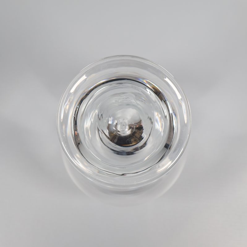 Glasljusstake sedd underifrån som visar botten