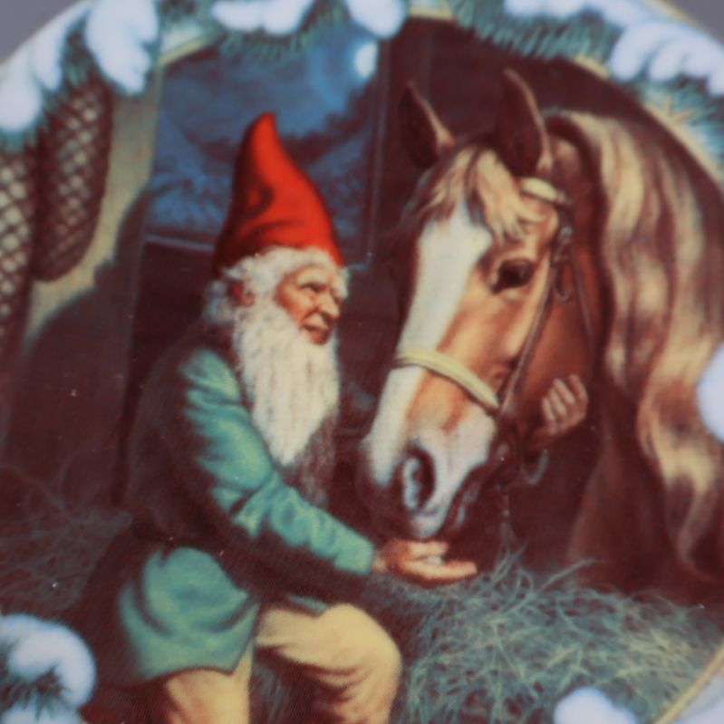 Närbild av tallrikens tomte och hästmotiv