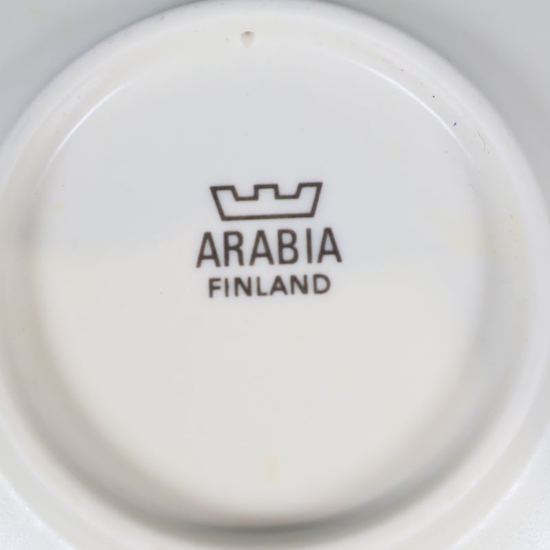 Närbild av Arabia Finland stämpel på tallrikens baksida
