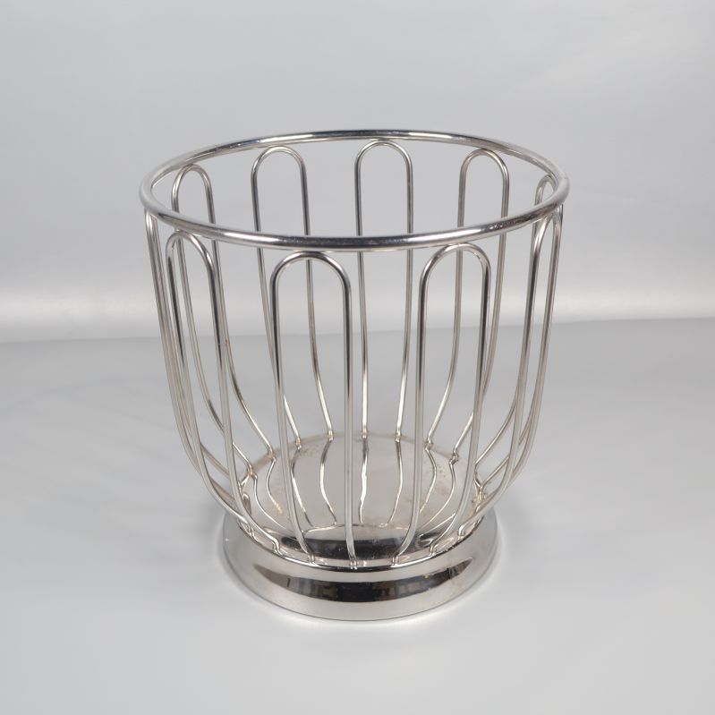 Silverfärgad metalltrådkorg med rundad design på vit bakgrund