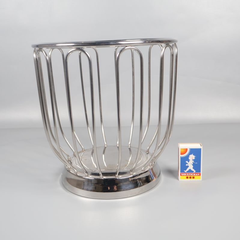 Trådkorg i metall bredvid tändsticksask för storleksjämförelse