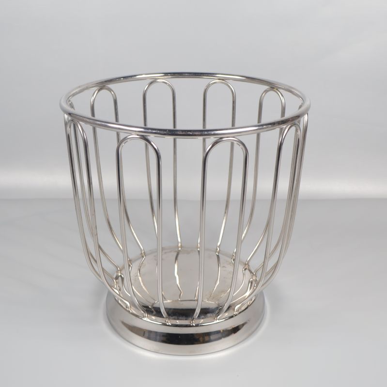 Rund trådkorg i metall sedd framifrån på vit bakgrund