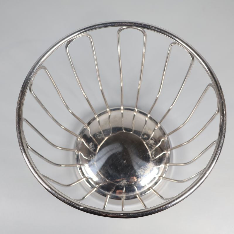 Trådkorg i metall sedd ovanifrån med öppet mönster
