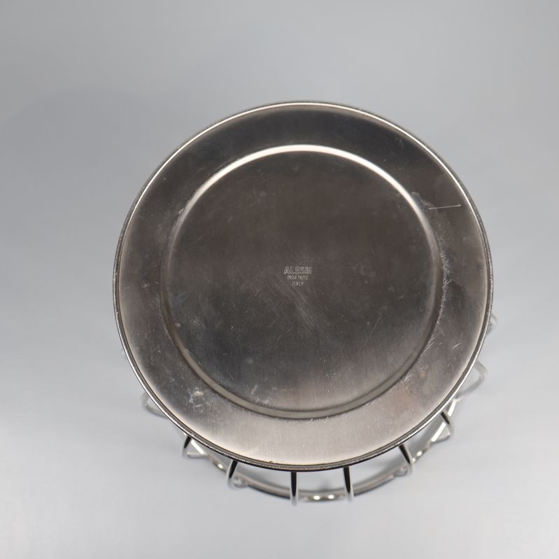 Undersida av metalltrådkorg med Alessi-stämpel