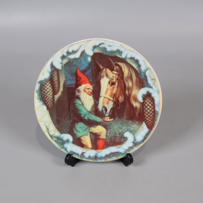 Jultallrik med tomte och häst framifrån på ställning