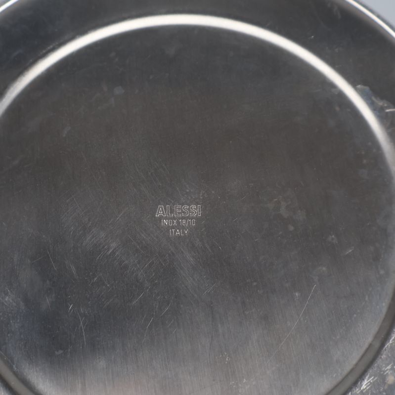 Närbild av Alessi-stämpel och text MADE IN ITALY