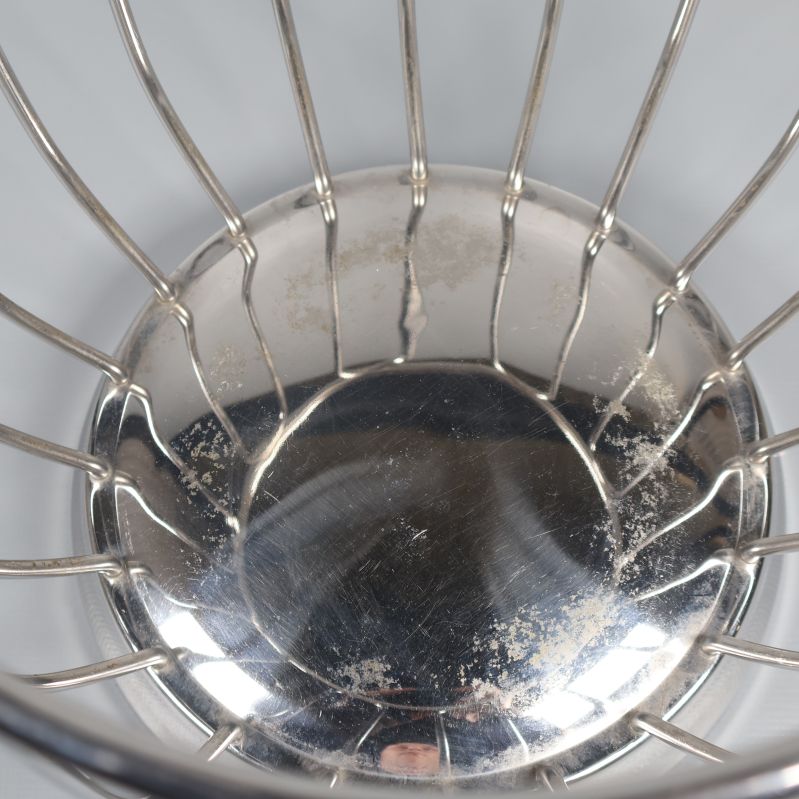 Närbild inuti metalltrådkorgens botten med viss patina