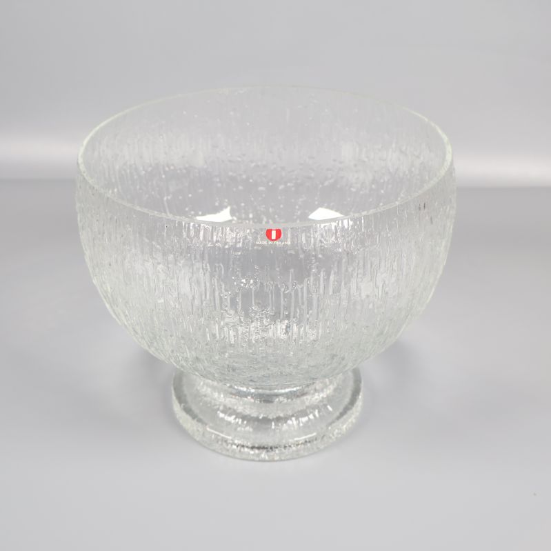 Stor transparent glasskål med tydligt strukturmönster