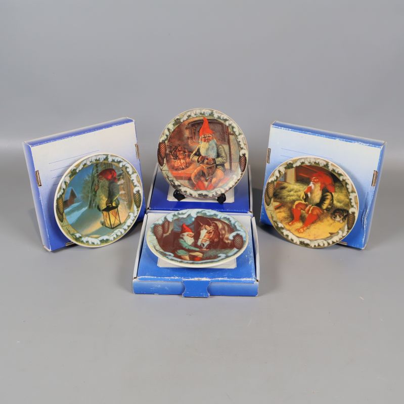 Fyra julassietter med olika tomtemotiv i färg och originalkartonger