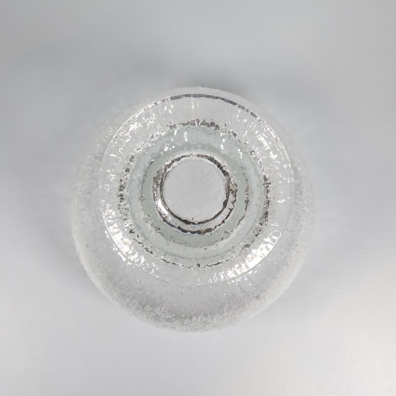 Glasskålens runda botten i närbild