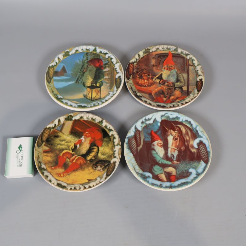Fyra julassietter med tomtemotiv liggande på rad